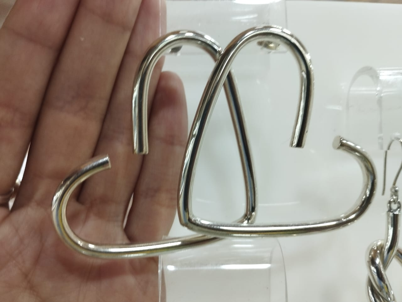 Aretes corazón de alambre plateado